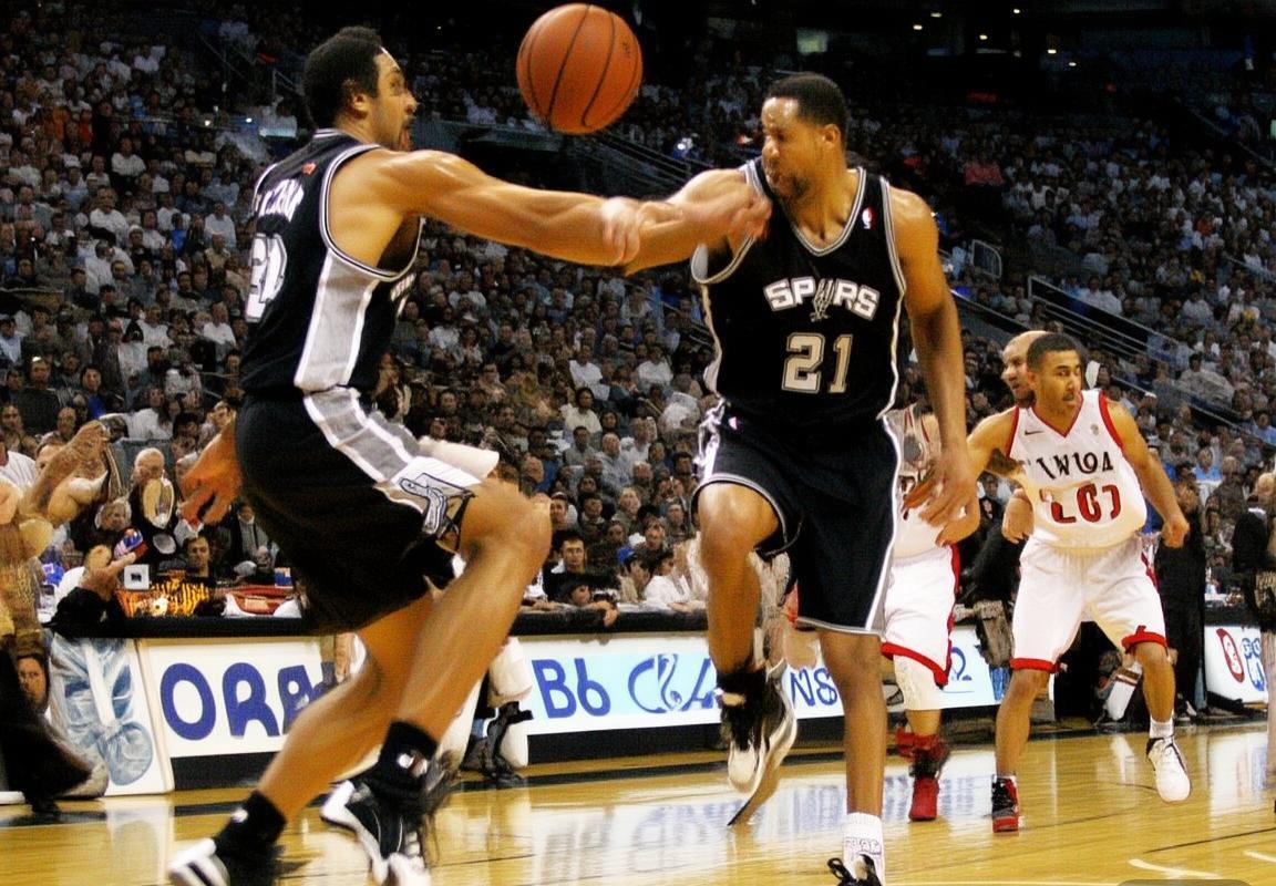 2004年NBA马刺猛龙巅峰对决：邓肯卡特经典之战(图4)